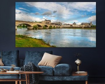 Das Dorf Amboise, die Brücke und die mittelalterliche Burg. Loiretal von Stefano Orazzini