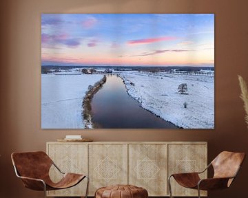 Der Fluss Vecht fließt bei Sonnenuntergang durch eine verschneite Winterlandschaft. von Sjoerd van der Wal Fotografie