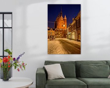 Zwolle Sassenpoort oude stadspoort tijdens een koude winteravond met sneeuw van Sjoerd van der Wal Fotografie