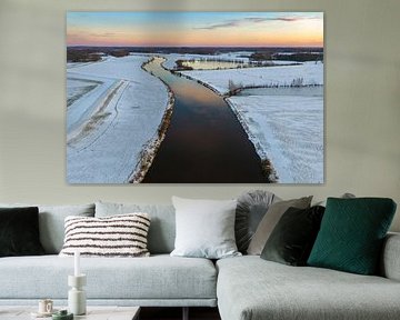 Der Fluss Vecht fließt durch eine verschneite Winterlandschaft bei Sonnenschein. von Sjoerd van der Wal Fotografie