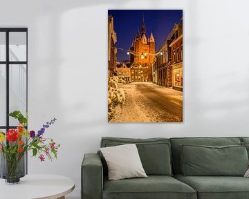 Zwolle Sassenpoort, das alte Stadttor an einem kalten Winterabend mit Schnee von Sjoerd van der Wal Fotografie