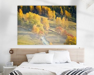 Kleurrijk herfstlandschap met loofbomen, heuvels en een beekje in de vallei van Martin Köbsch