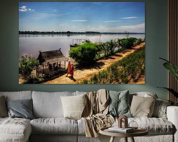 Moines le long du fleuve Mékong, Vientiane, Laos sur Giovanni della Primavera