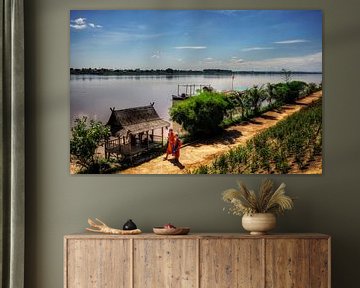 Monniken langs de Mekong Rivier, Vientiane, Laos von Giovanni della Primavera