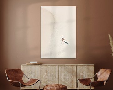 De strandwandeling - Zacht Landschap met Twee Wandelaars van Roger VDB