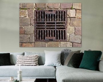 Abflussrost in Natursteinpflaster von MMFoto