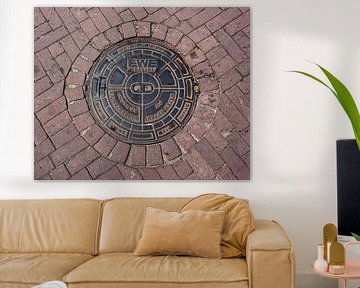Manhole cover in cobblestone pavement, Amsterdam von MMFoto