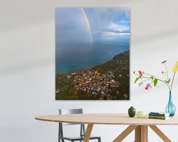 Nea Koroni au bord de la mer avec un arc-en-ciel sur Ewold Kooistra