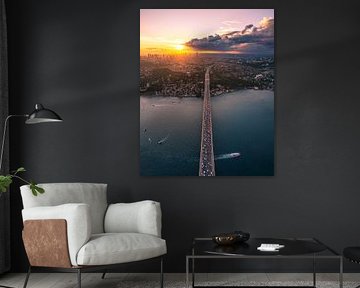 Brug over de Bosporus bij zonsondergang, Istanbul van Ewold Kooistra