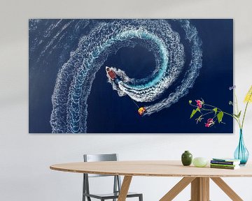 Boot macht Kreis im tiefblauen Meer von Ewold Kooistra