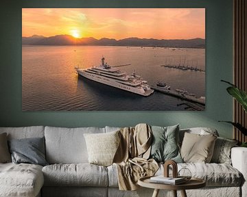 Luxusyacht im Hafen bei Sonnenuntergang von Ewold Kooistra