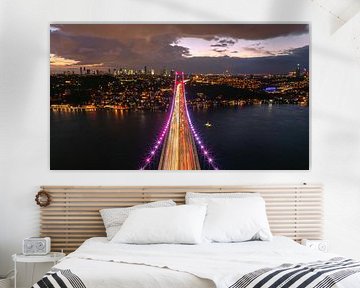 Brug in Istanbul met lichtsporen bij nacht van Ewold Kooistra