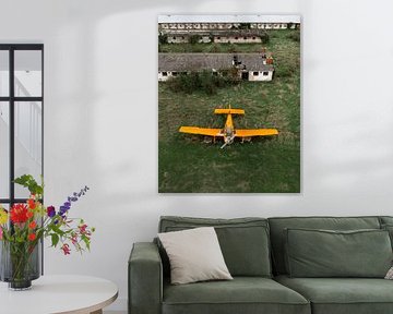 Verlassenes Flugzeug bei alten Gebäuden aus der Luft von Ewold Kooistra