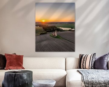 Ruines d'une église abandonnée en Hongrie au coucher du soleil sur Ewold Kooistra