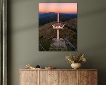 Monument Buzludzha en Bulgarie au coucher du soleil sur Ewold Kooistra
