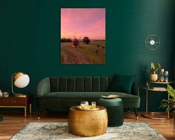 Windmühle in offener Landschaft bei rosa Sonnenuntergang von Ewold Kooistra