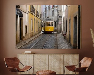 Ikonische Tram 28 in den Gassen der Alfama - Wundervolles Lissabon