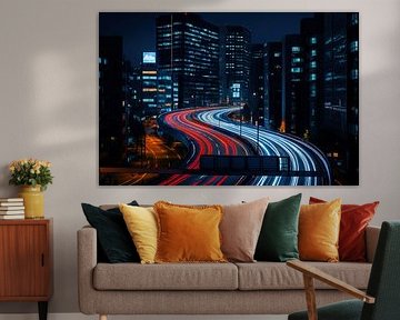 Bochtige stadsweg met lichtlijnen