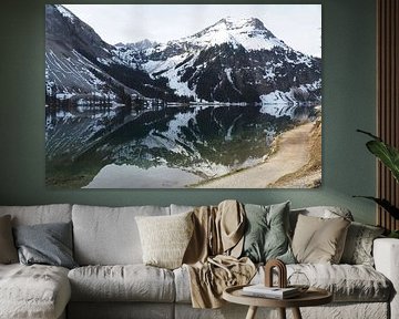 De Vilsalpsee in het Tannheimer Tal met spiegelend water en een alpenberglandschap op de achtergrond. van Miriam Schwarzfischer Fotografie