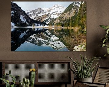 De Vilsalpsee in het Tannheimer Tal met spiegelend water en een alpenberglandschap op de achtergrond. van Miriam Schwarzfischer Fotografie