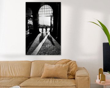 straatbeeld zwart wit mens en architectuur Amsterdam van eric van der eijk
