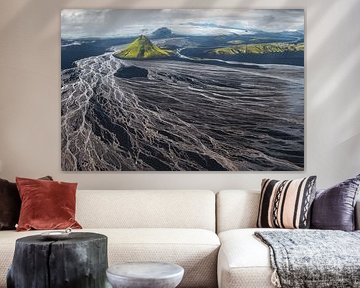 Le volcan Maelifell en Islande entouré de rivières glaciaires