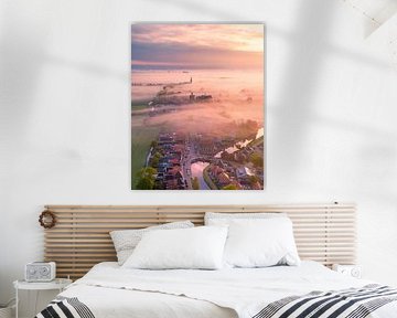 Lever du soleil au-dessus de Workum dans la brume matinale sur Ewold Kooistra