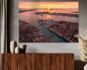 Venise au lever du soleil vue du ciel sur Ewold Kooistra