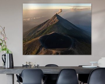 Volcan actif au-dessus des nuages au Guatemala sur Ewold Kooistra