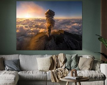 Éruption volcanique au-dessus des nuages au Guatemala sur Ewold Kooistra