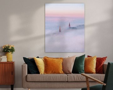 Harlingen au-dessus du brouillard au lever du soleil sur Ewold Kooistra