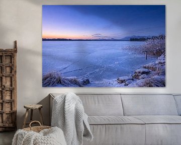 Gefrorener See in der blauen Stunde im Alpenvorland von Christina Bauer Photos