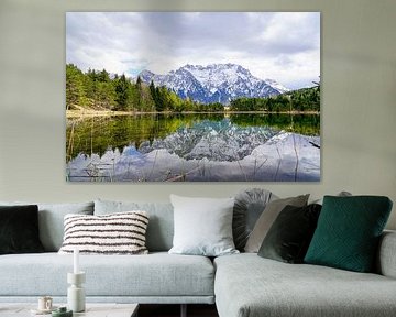 Der ruhige Luttensee bei Mittenwald, umgeben von alpiner Natur und stiller Berglandschaft. von Miriam Schwarzfischer Fotografie