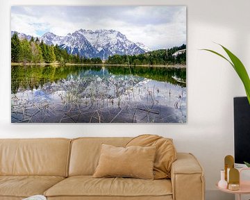 Der ruhige Luttensee bei Mittenwald, umgeben von alpiner Natur und stiller Berglandschaft. von Miriam Schwarzfischer Fotografie