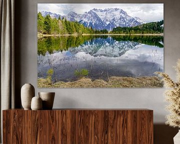 Der ruhige Luttensee bei Mittenwald, umgeben von alpiner Natur und stiller Berglandschaft. von Miriam Schwarzfischer Fotografie