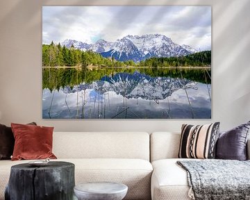 Der ruhige Luttensee bei Mittenwald, umgeben von alpiner Natur und stiller Berglandschaft. von Miriam Schwarzfischer Fotografie