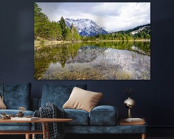 Der ruhige Luttensee bei Mittenwald, umgeben von alpiner Natur und stiller Berglandschaft. von Miriam Schwarzfischer Fotografie