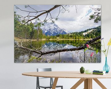Der ruhige Luttensee bei Mittenwald, umgeben von alpiner Natur und stiller Berglandschaft. von Miriam Schwarzfischer Fotografie