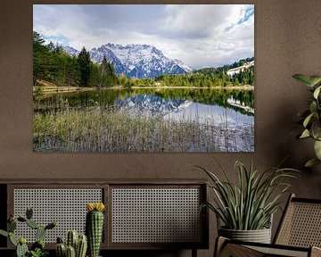 Der ruhige Luttensee bei Mittenwald, umgeben von alpiner Natur und stiller Berglandschaft. von Miriam Schwarzfischer Fotografie