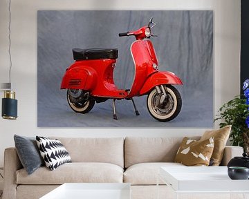 Italiaanse levensstijl – Rode cultscooter in de studio