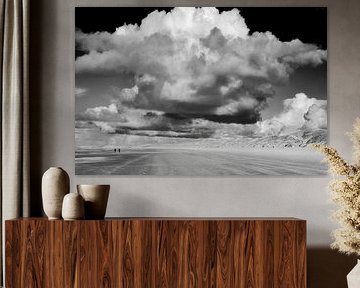zwart wit strandfoto noordzee wandelaars duinen dramatische wolken van eric van der eijk