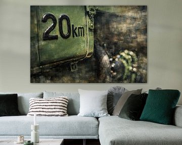 Dekonstruierte Stadtstrukturen um Vintage Fahrzeug in moderner Kunstkomposition