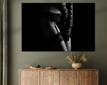 Sensueel vrouwelijk lichaam in zwarte kanten lingerie van Jelena Jovanovic Fine Art