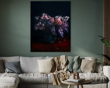 Fliederstrauß in Vintage-Vase, Stillleben von Jelena Jovanovic Fine Art