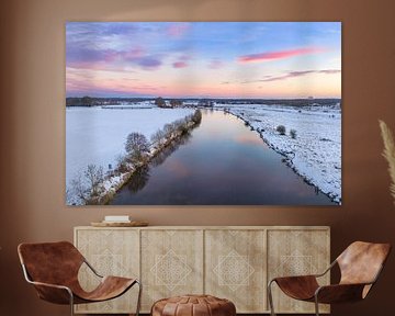 De Vecht stroomt door een besneeuwd winterlandschap tijdens zonsondergang van Sjoerd van der Wal Fotografie