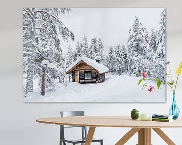 Paysage hivernal avec cabane en rondins et forêt à Äkäslompolo, 