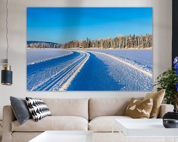 Paysage hivernal avec piste de ski de fond et forêt à Äkäslompolo, Finlande