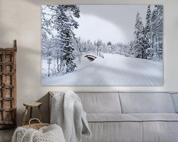 Paysage hivernal avec piste de ski de fond et pont à Äkäslompolo, Finlande