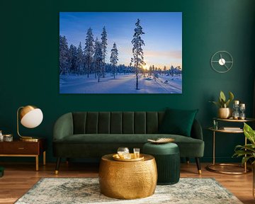 Paysage hivernal avec coucher de soleil et forêt à Äkäslompo