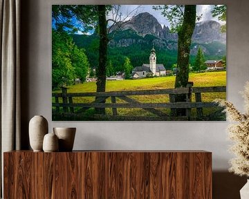Die Dorfkirche von Colfosco bei Sonnenuntergang, Dolomiten von Stefano Orazzini